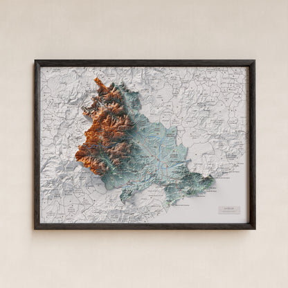 Mapa de relleu de la Selva, amb el territori en color i l’entorn en blanc. Presentació amb marc. 30 × 40 cm. Estil Blau i taronja.