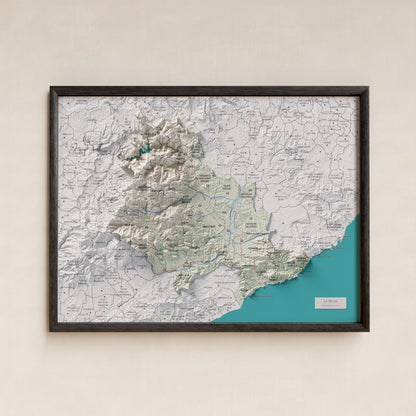 Mapa de relleu de la Selva, amb el territori en color i l’entorn en blanc. Presentació amb marc. 30 × 40 cm. Estil Cartogràfic.