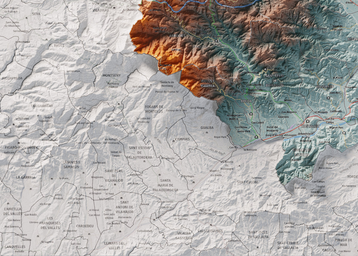 Mapa de relleu de la Selva, amb el territori en color i l’entorn en blanc. Detall de la part inferior esquerra. 50 × 70 cm. Estil Blau i taronja.