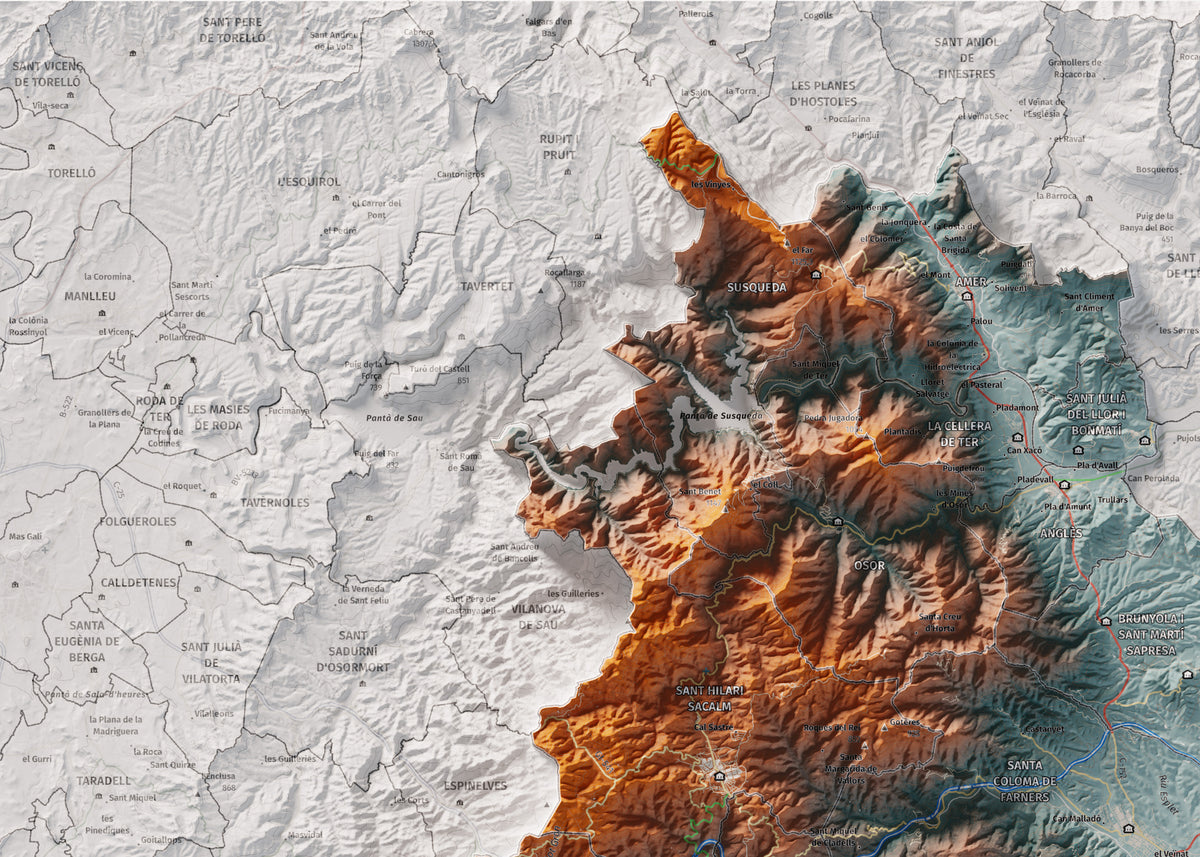 Mapa de relleu de la Selva, amb el territori en color i l’entorn en blanc. Detall de la part superior esquerra. 50 × 70 cm. Estil Blau i taronja.
