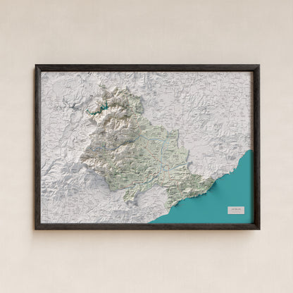 Mapa de relleu de la Selva, amb el territori en color i l’entorn en blanc. Presentació amb marc. 50 × 70 cm. Estil Cartogràfic.