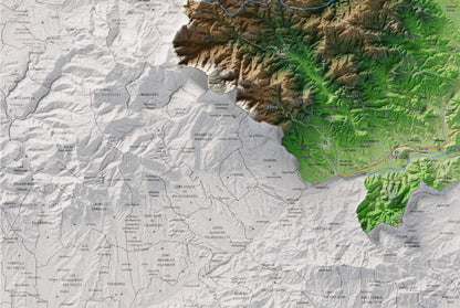 Mapa de relleu de la Selva, amb el territori en color i l’entorn en blanc. Detall de la part inferior esquerra. 61 × 91 cm. Estil Clàssic.