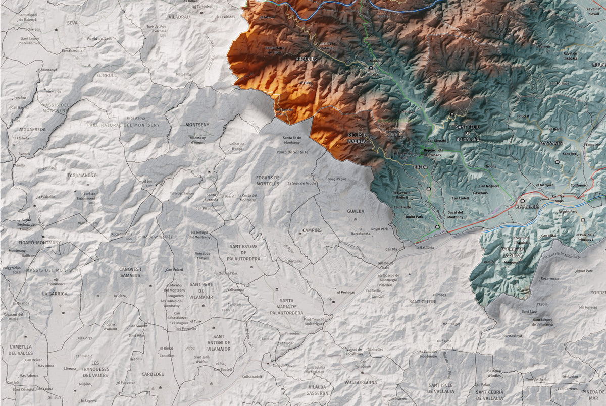 Mapa de relleu de la Selva, amb el territori en color i l’entorn en blanc. Detall de la part inferior esquerra. 61 × 91 cm. Estil Blau i taronja.