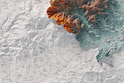 Mapa de relleu de la Selva, amb el territori en color i l’entorn en blanc. Detall de la part inferior esquerra. 61 × 91 cm. Estil Blau i taronja.
