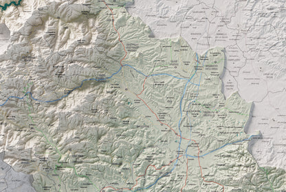 Mapa de relleu de la Selva, amb el territori en color i l’entorn en blanc. Detall de la part central. 61 × 91 cm. Estil Cartogràfic.