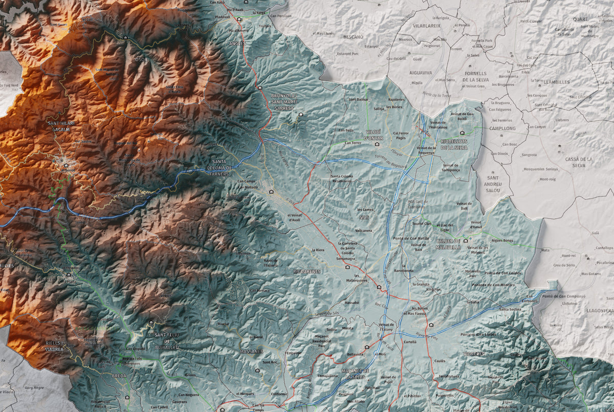 Mapa de relleu de la Selva, amb el territori en color i l’entorn en blanc. Detall de la part central. 61 × 91 cm. Estil Blau i taronja.