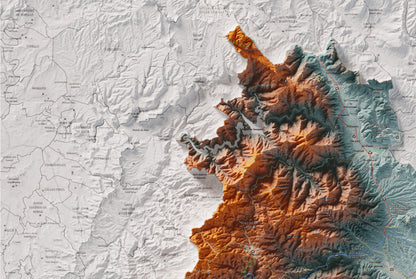 Mapa de relleu de la Selva, amb el territori en color i l’entorn en blanc. Detall de la part superior esquerra. 61 × 91 cm. Estil Blau i taronja.