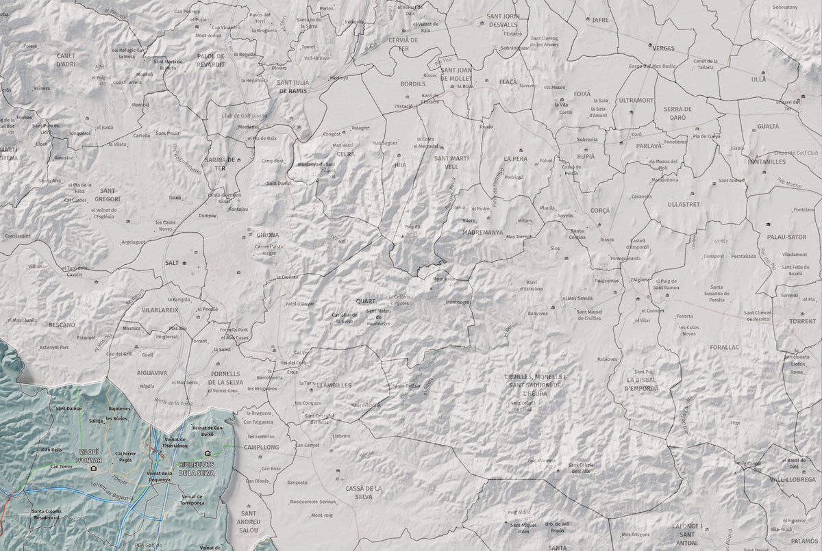 Mapa de relleu de la Selva, amb el territori en color i l’entorn en blanc. Detall de la part superior dreta. 61 × 91 cm. Estil Blau i taronja.