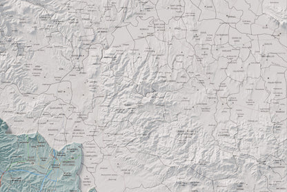 Mapa de relleu de la Selva, amb el territori en color i l’entorn en blanc. Detall de la part superior dreta. 61 × 91 cm. Estil Blau i taronja.