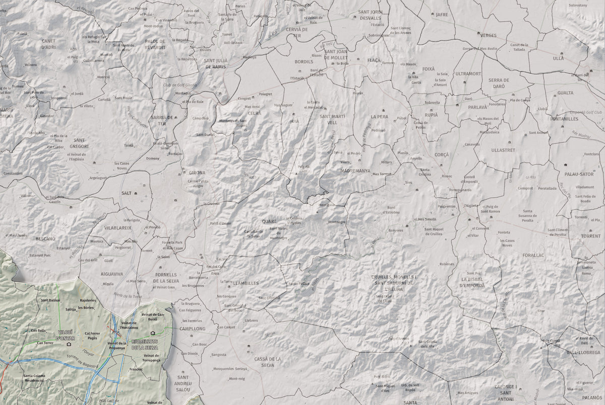 Mapa de relleu de la Selva, amb el territori en color i l’entorn en blanc. Detall de la part superior dreta. 61 × 91 cm. Estil Cartogràfic.