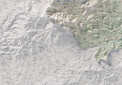 Mapa de relleu de la Selva, amb el territori en color i l’entorn en blanc. Detall de la part inferior esquerra. 70 × 100 cm. Estil Cartogràfic.