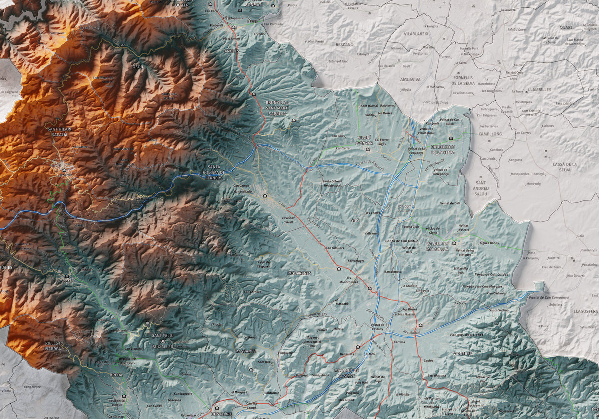 Mapa de relleu de la Selva, amb el territori en color i l’entorn en blanc. Detall de la part central. 70 × 100 cm. Estil Blau i taronja.