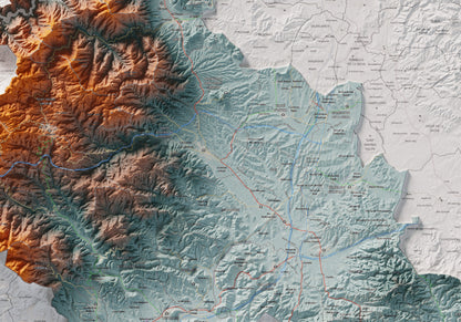 Mapa de relleu de la Selva, amb el territori en color i l’entorn en blanc. Detall de la part central. 70 × 100 cm. Estil Blau i taronja.