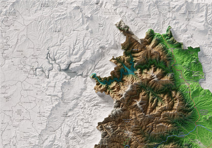 Mapa de relleu de la Selva, amb el territori en color i l’entorn en blanc. Detall de la part superior esquerra. 70 × 100 cm. Estil Clàssic.