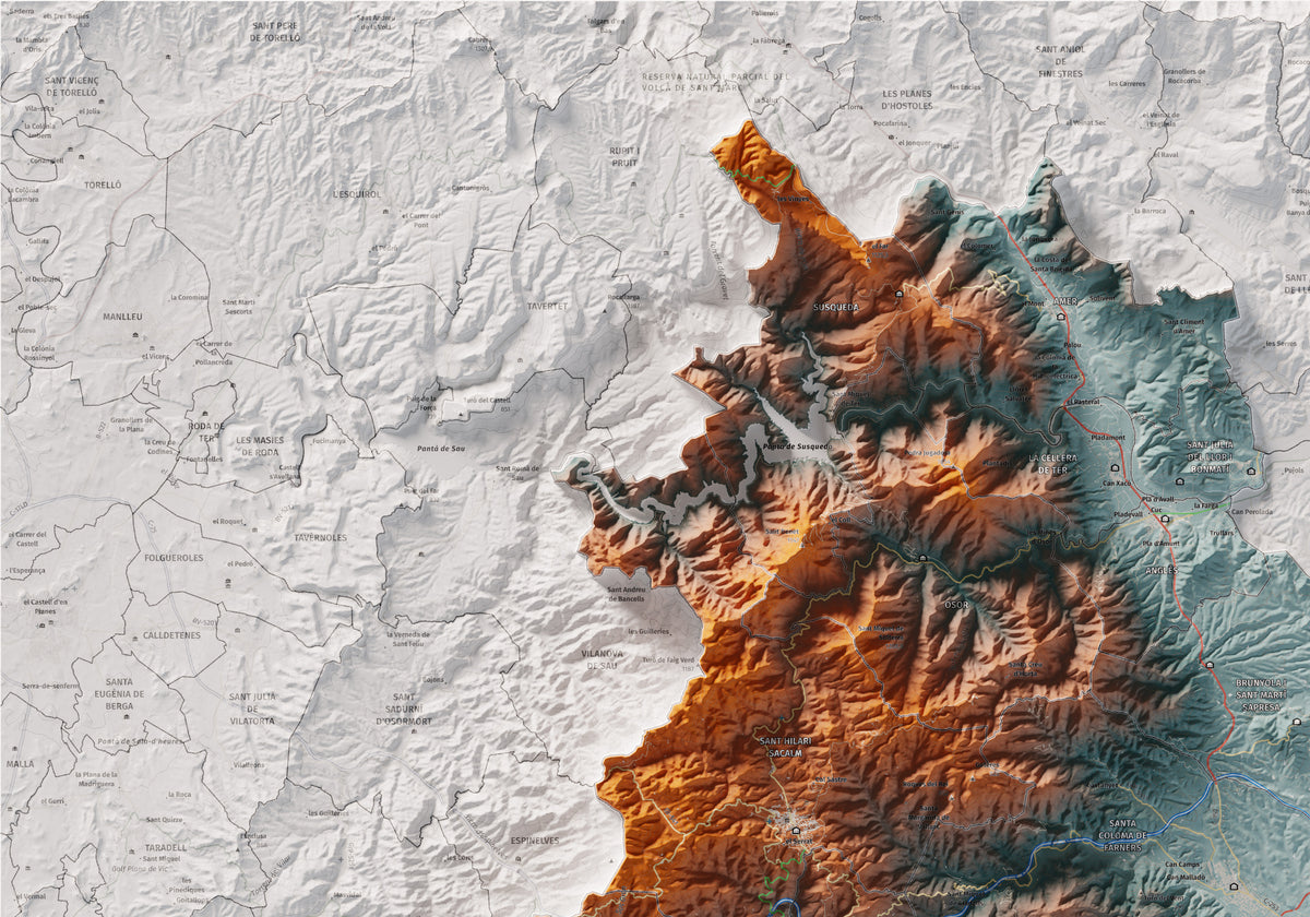 Mapa de relleu de la Selva, amb el territori en color i l’entorn en blanc. Detall de la part superior esquerra. 70 × 100 cm. Estil Blau i taronja.