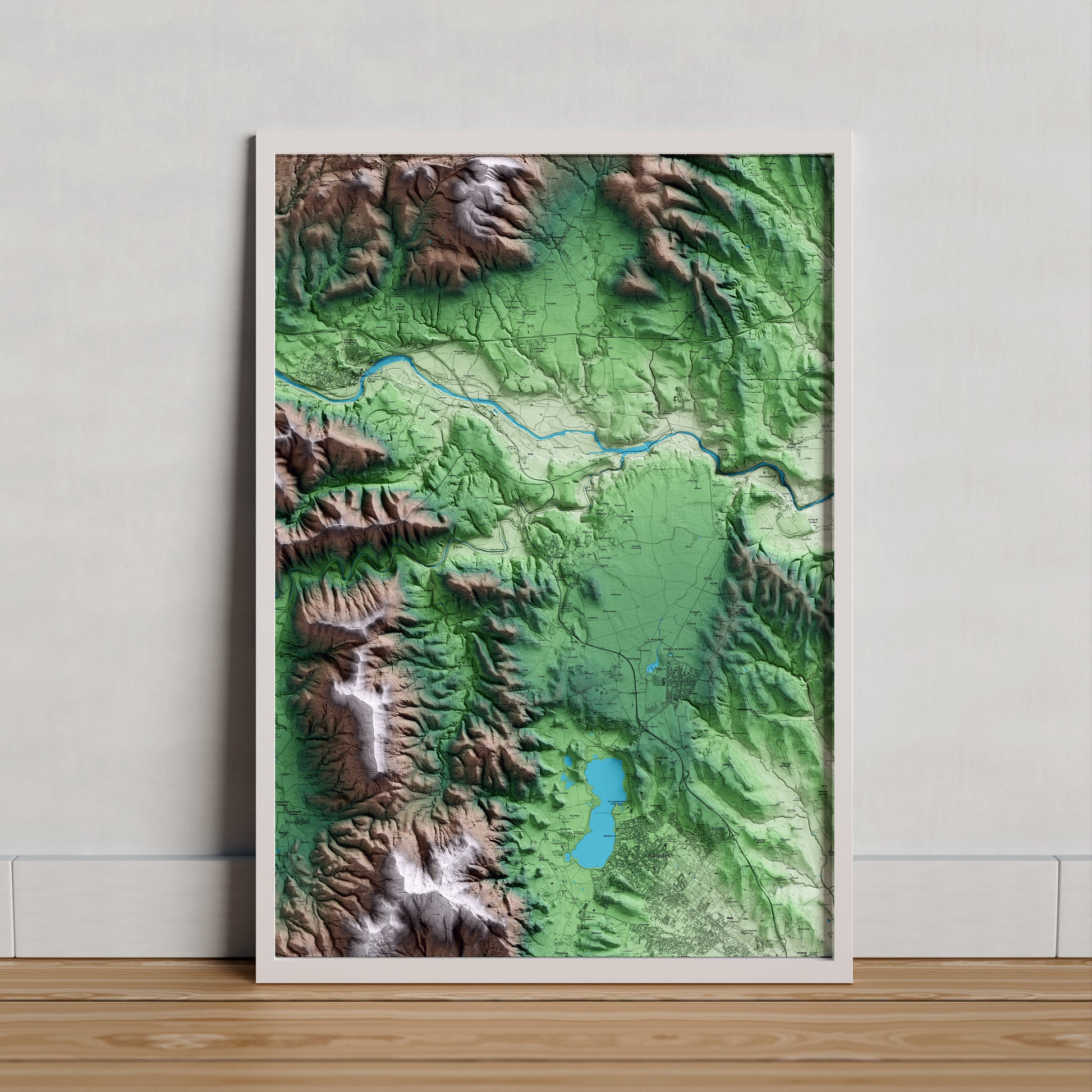Mapa artístico del relieve de Serinyà, en el Pla de l'Estany, con 15 km de entorno y base topográfica ICGC. Presentación enmarcada.