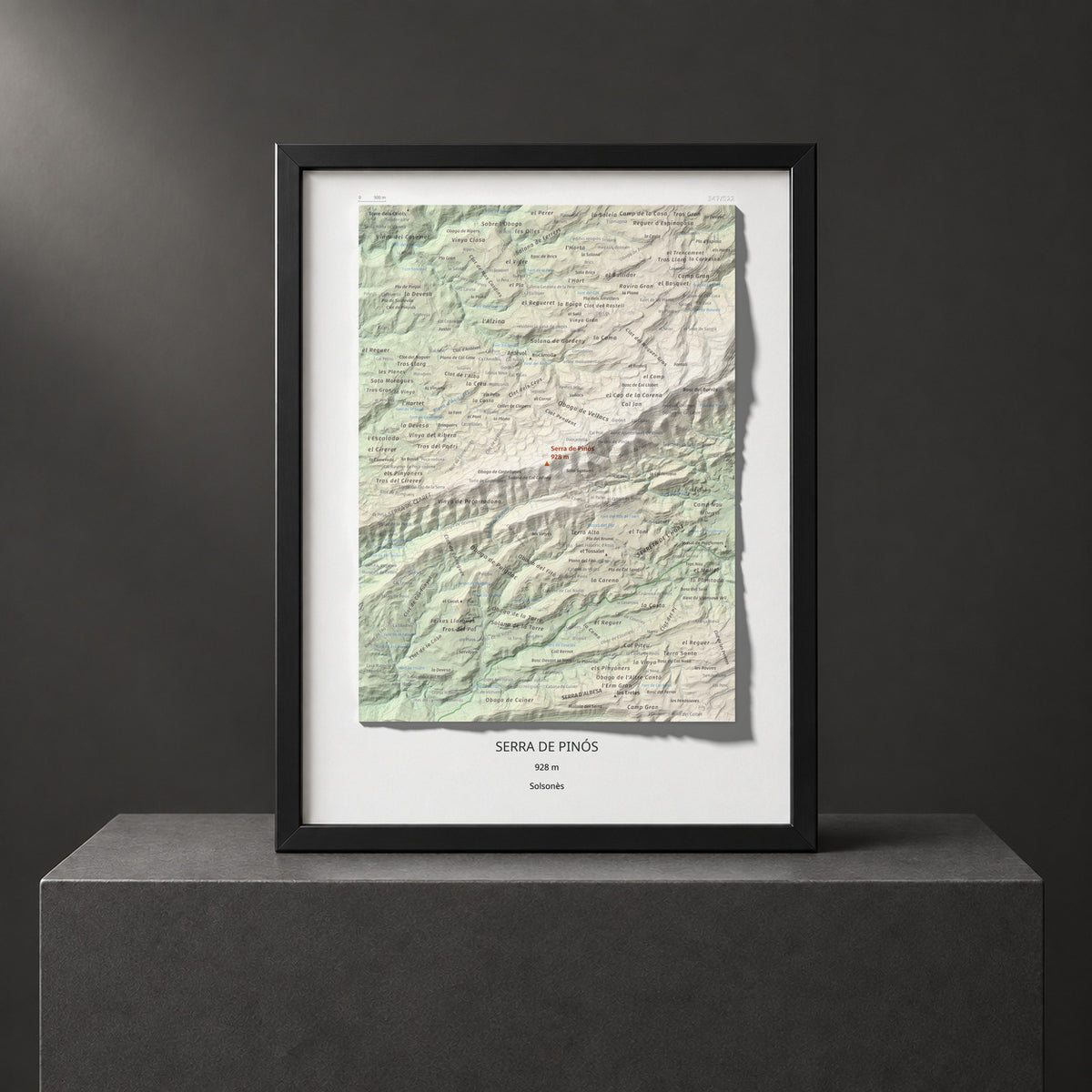 Mapa de relieve de Serra de Pinós, 928 m, Solsonès, lámina 100 Cims de Trobart. Presentación enmarcada. 30 × 40 cm.