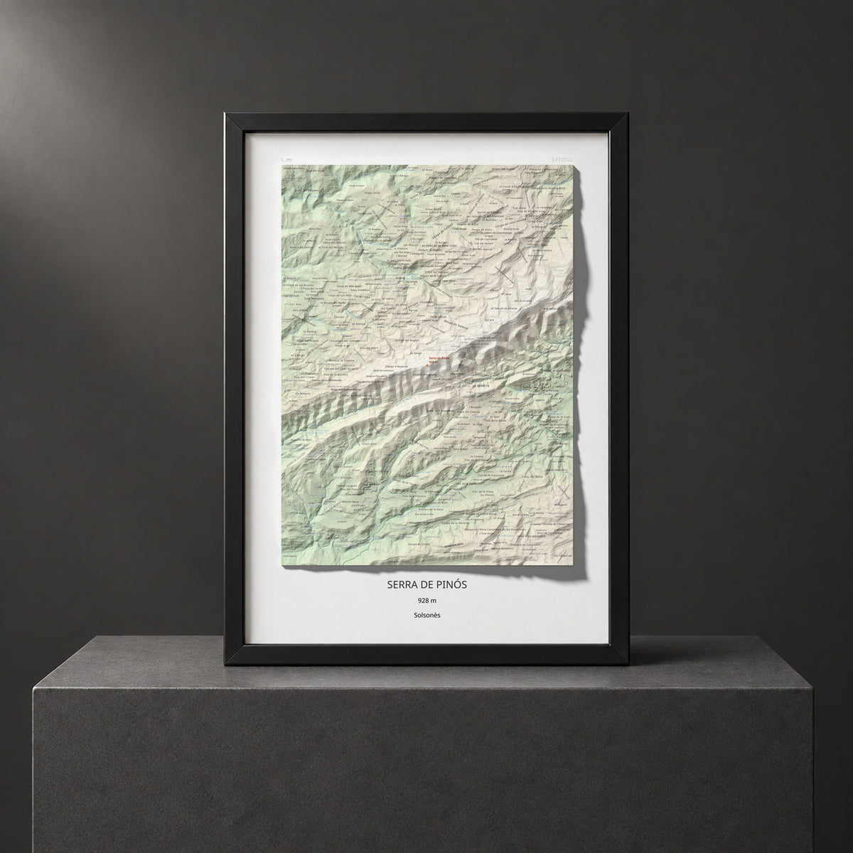 Mapa de relieve de Serra de Pinós, 928 m, Solsonès, lámina 100 Cims de Trobart. Presentación enmarcada. 50 × 70 cm.