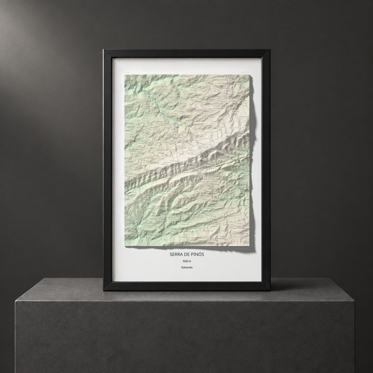 Mapa de relieve de Serra de Pinós, 928 m, Solsonès, lámina 100 Cims de Trobart. Presentación enmarcada. 61 × 91 cm.