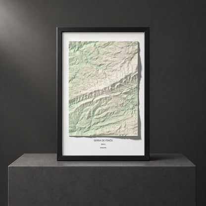 Mapa de relieve de Serra de Pinós, 928 m, Solsonès, lámina 100 Cims de Trobart. Presentación enmarcada. 61 × 91 cm.
