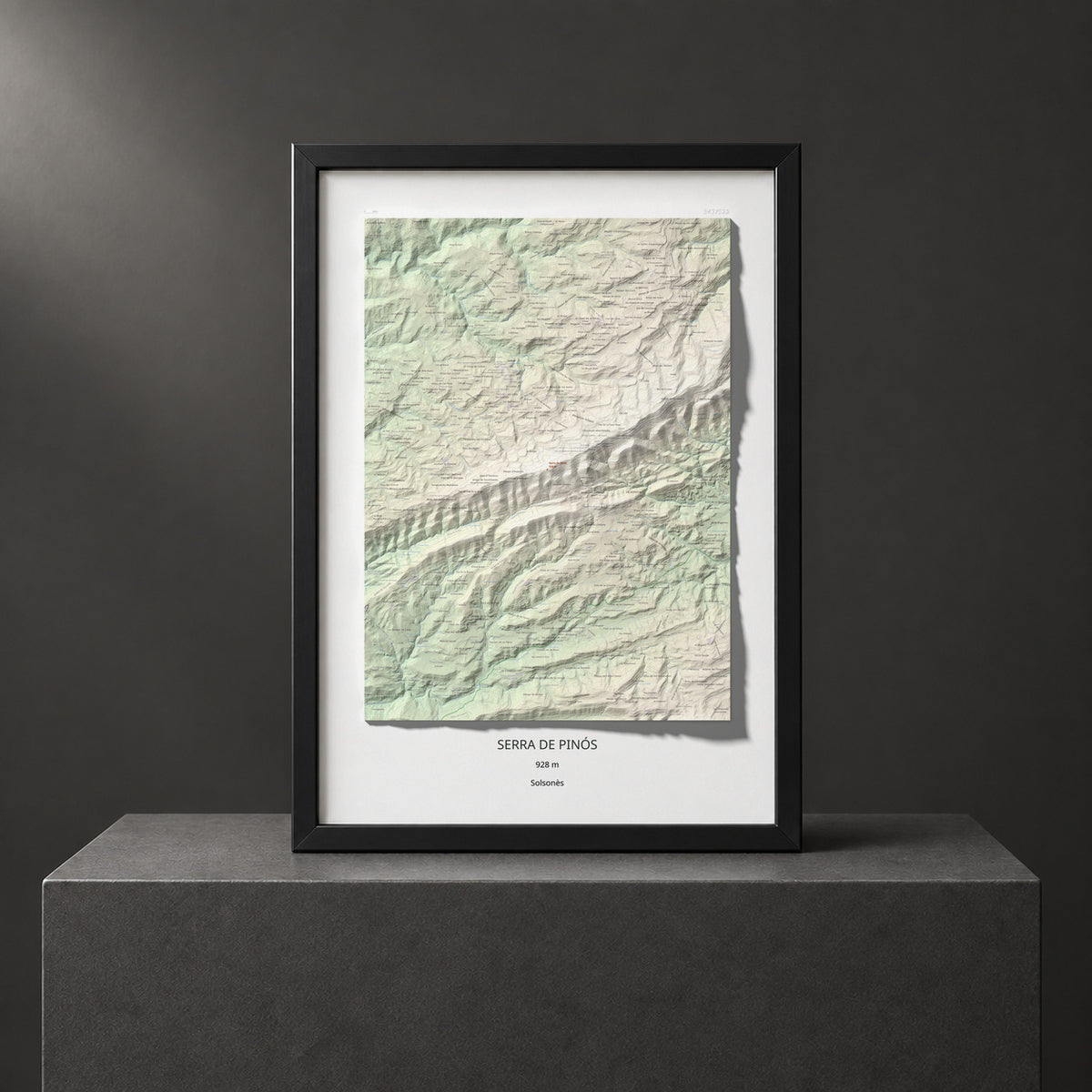 Mapa de relieve de Serra de Pinós, 928 m, Solsonès, lámina 100 Cims de Trobart. Presentación enmarcada. 70 × 100 cm.