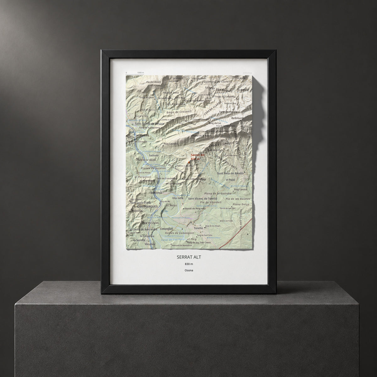 Mapa de relieve de Serrat Alt, 830 m, Osona, lámina 100 Cims de Trobart. Presentación enmarcada. 21 × 30 cm.