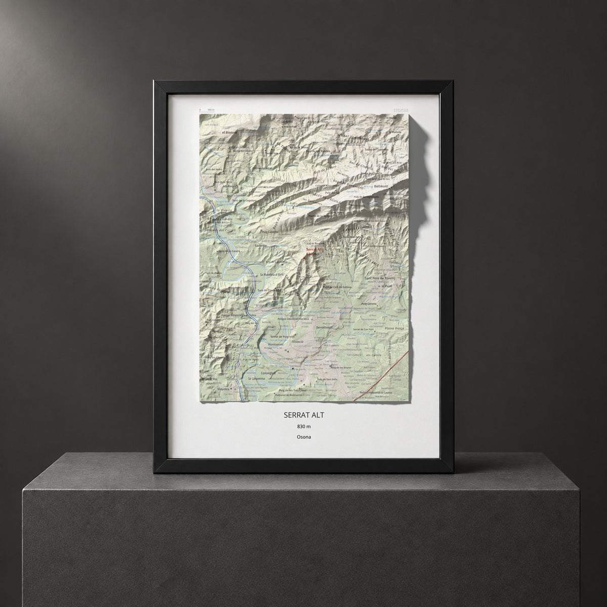 Mapa de relieve de Serrat Alt, 830 m, Osona, lámina 100 Cims de Trobart. Presentación enmarcada. 30 × 40 cm.