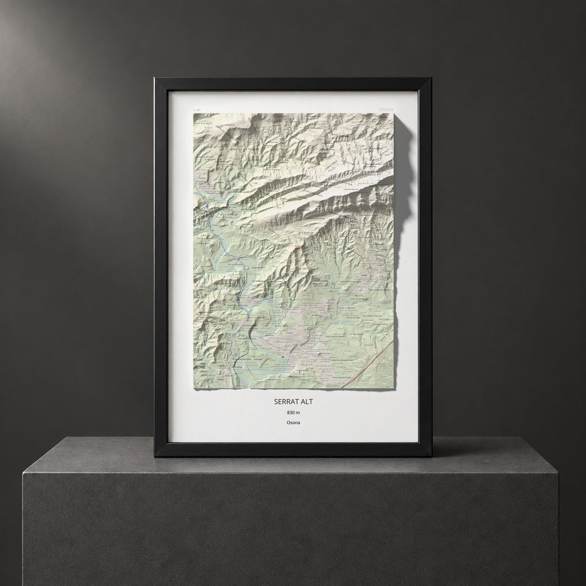 Mapa de relieve de Serrat Alt, 830 m, Osona, lámina 100 Cims de Trobart. Presentación enmarcada. 50 × 70 cm.