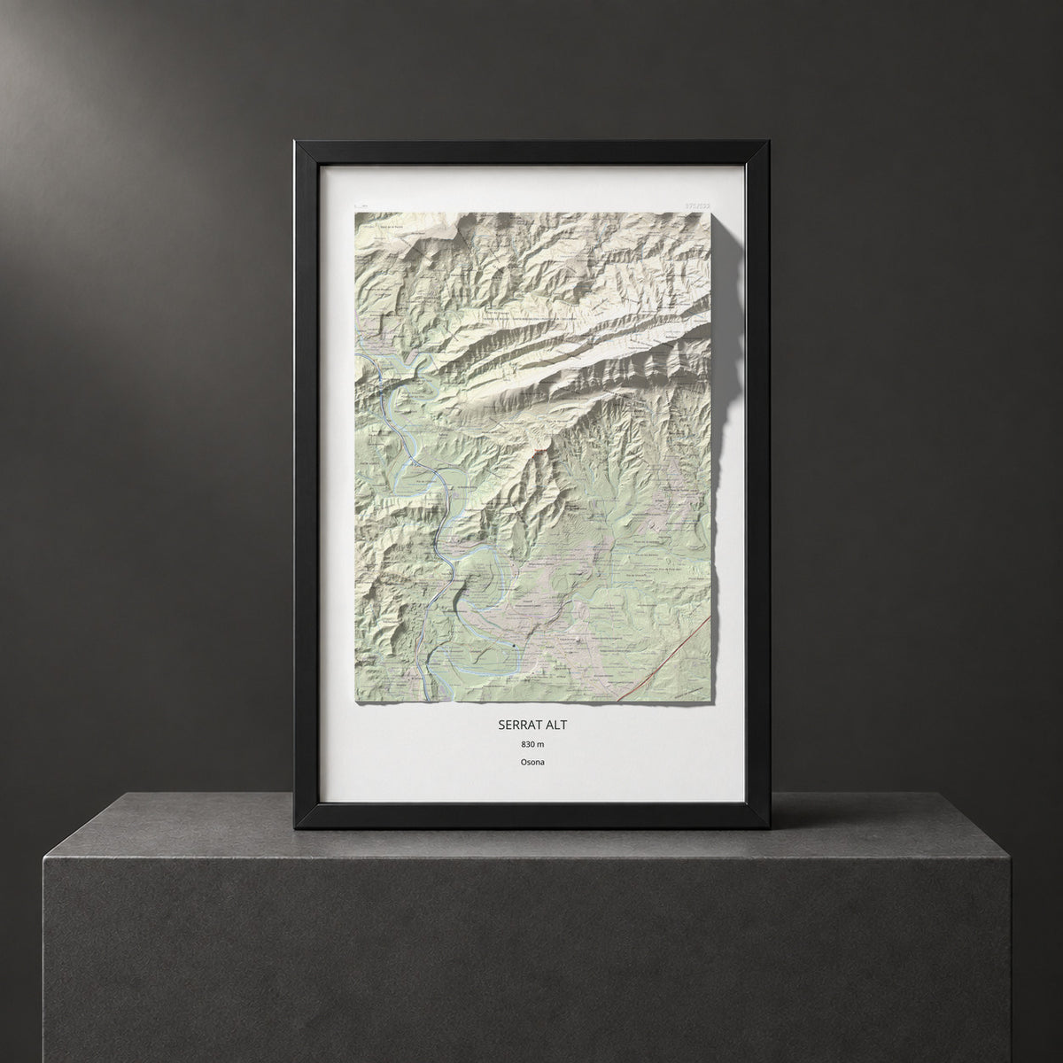 Mapa de relieve de Serrat Alt, 830 m, Osona, lámina 100 Cims de Trobart. Presentación enmarcada. 61 × 91 cm.