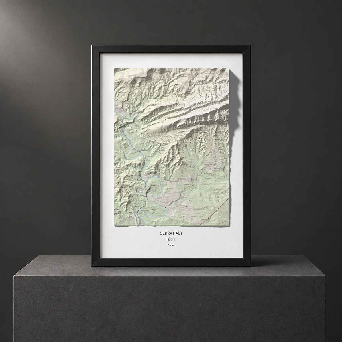 Mapa de relieve de Serrat Alt, 830 m, Osona, lámina 100 Cims de Trobart. Presentación enmarcada. 70 × 100 cm.