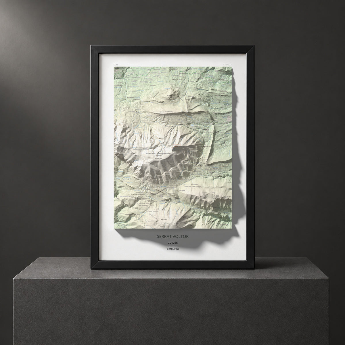 Mapa de relieve de Serrat Voltor, 2282 m, Berguedà, lámina 100 Cims de Trobart. Presentación enmarcada. 50 × 70 cm.