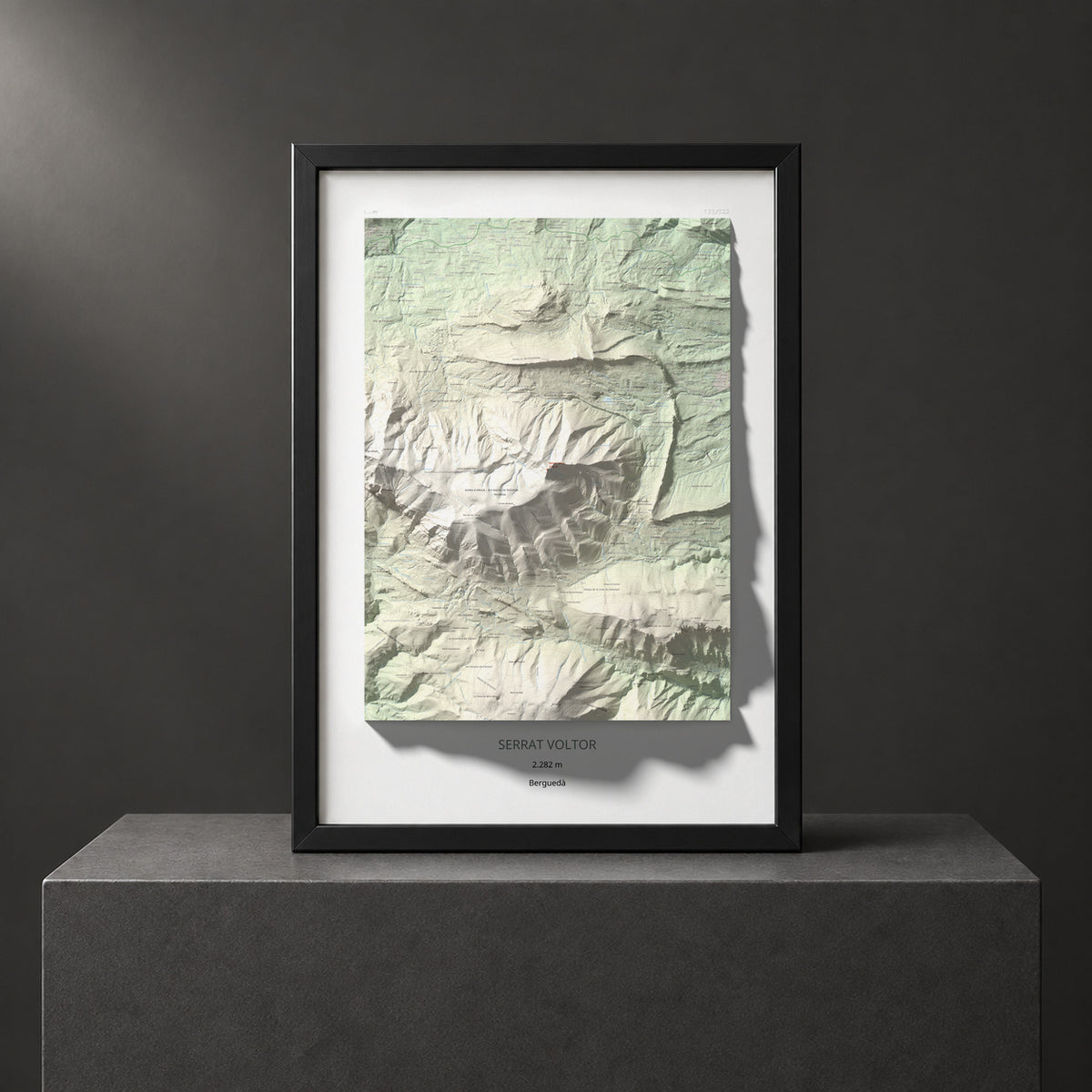 Mapa de relieve de Serrat Voltor, 2282 m, Berguedà, lámina 100 Cims de Trobart. Presentación enmarcada. 70 × 100 cm.
