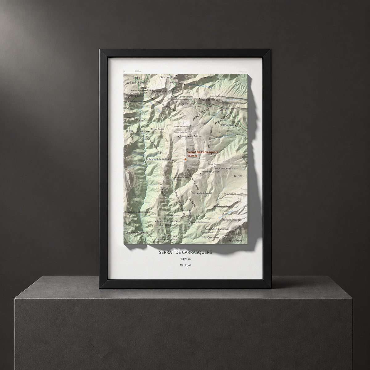 Mapa de relieve de Serrat de Carrasquers, 1429 m, Alt Urgell, lámina 100 Cims de Trobart. Presentación enmarcada. 21 × 30 cm.