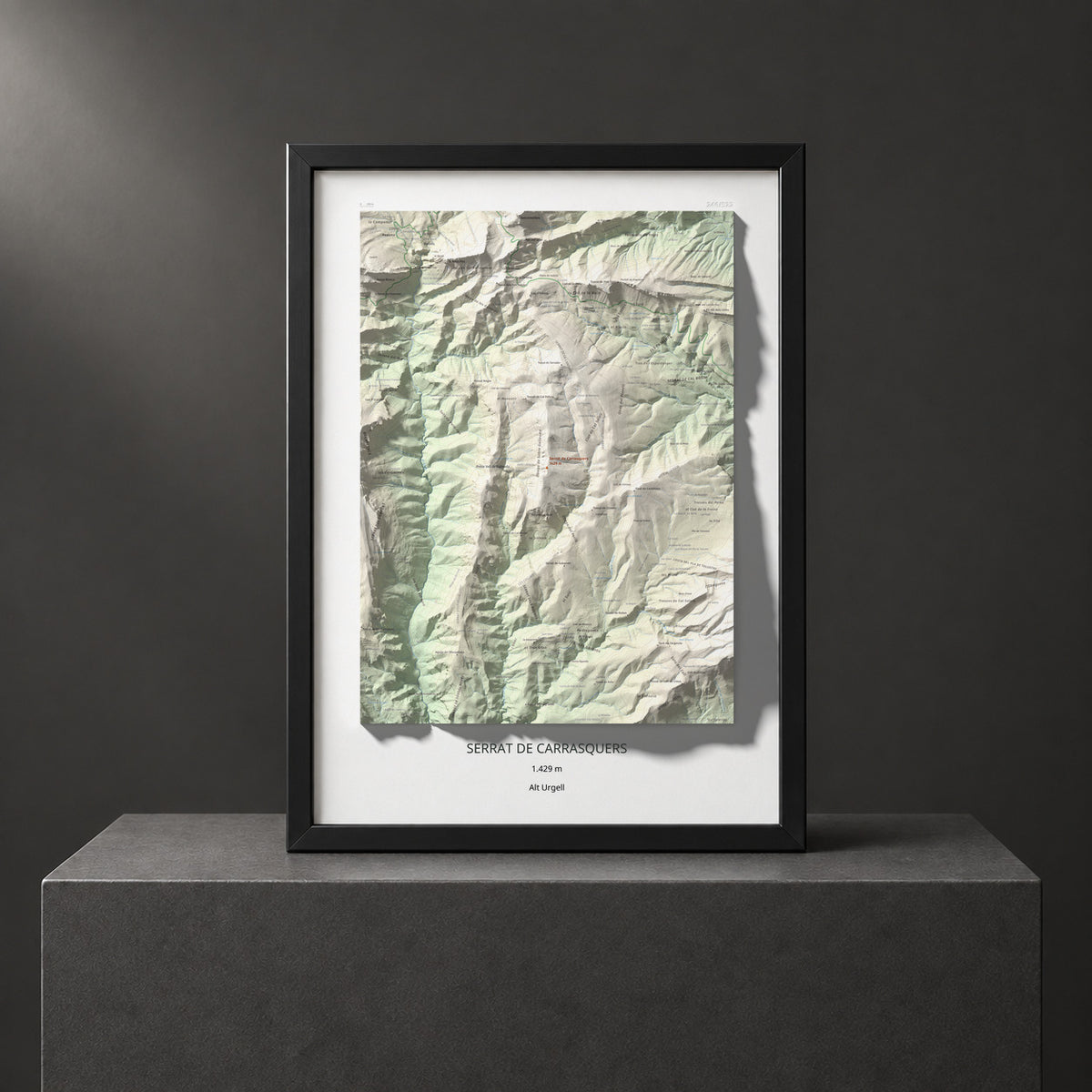 Mapa de relieve de Serrat de Carrasquers, 1429 m, Alt Urgell, lámina 100 Cims de Trobart. Presentación enmarcada. 50 × 70 cm.