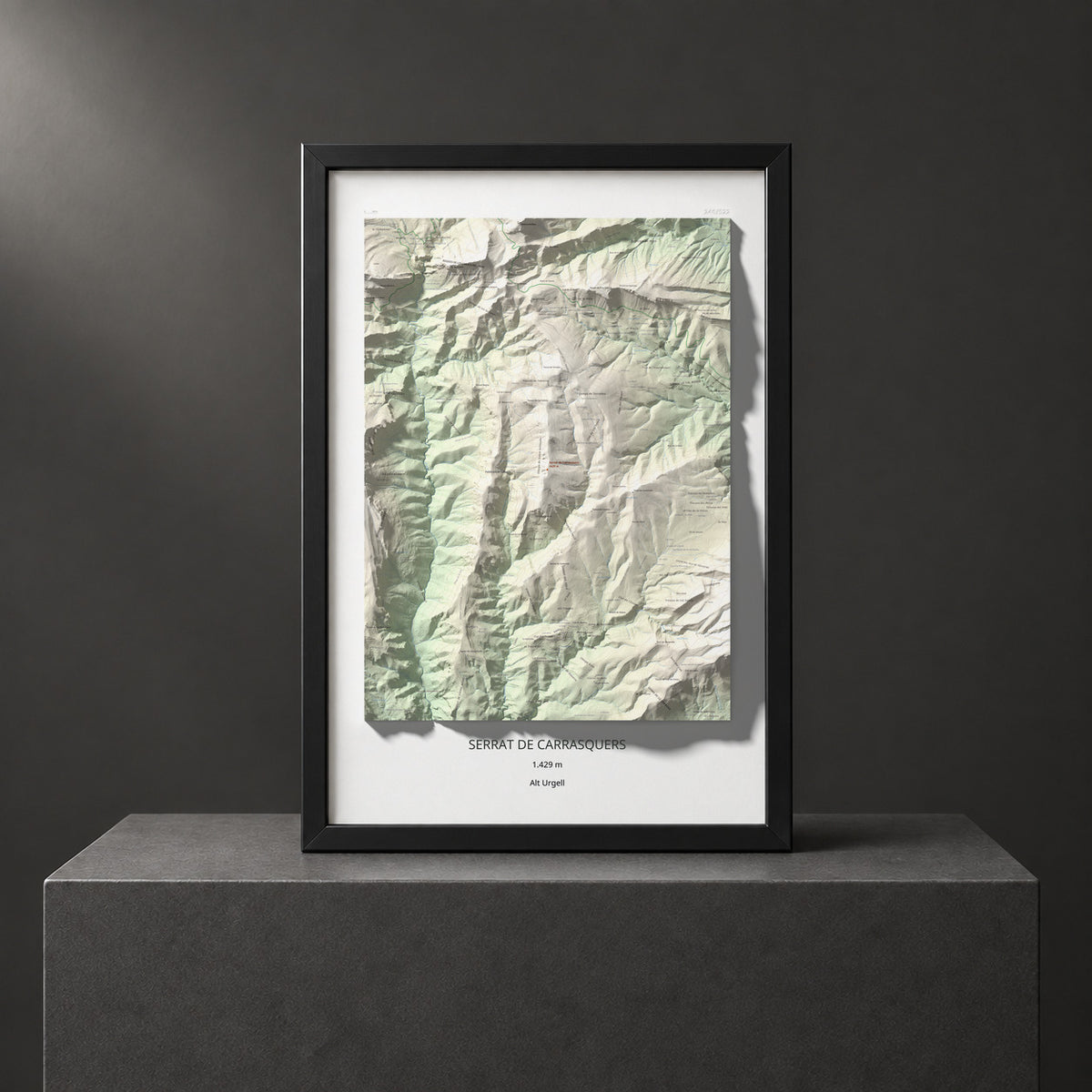 Mapa de relieve de Serrat de Carrasquers, 1429 m, Alt Urgell, lámina 100 Cims de Trobart. Presentación enmarcada. 61 × 91 cm.