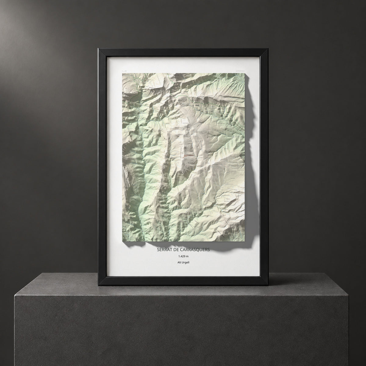 Mapa de relieve de Serrat de Carrasquers, 1429 m, Alt Urgell, lámina 100 Cims de Trobart. Presentación enmarcada. 70 × 100 cm.