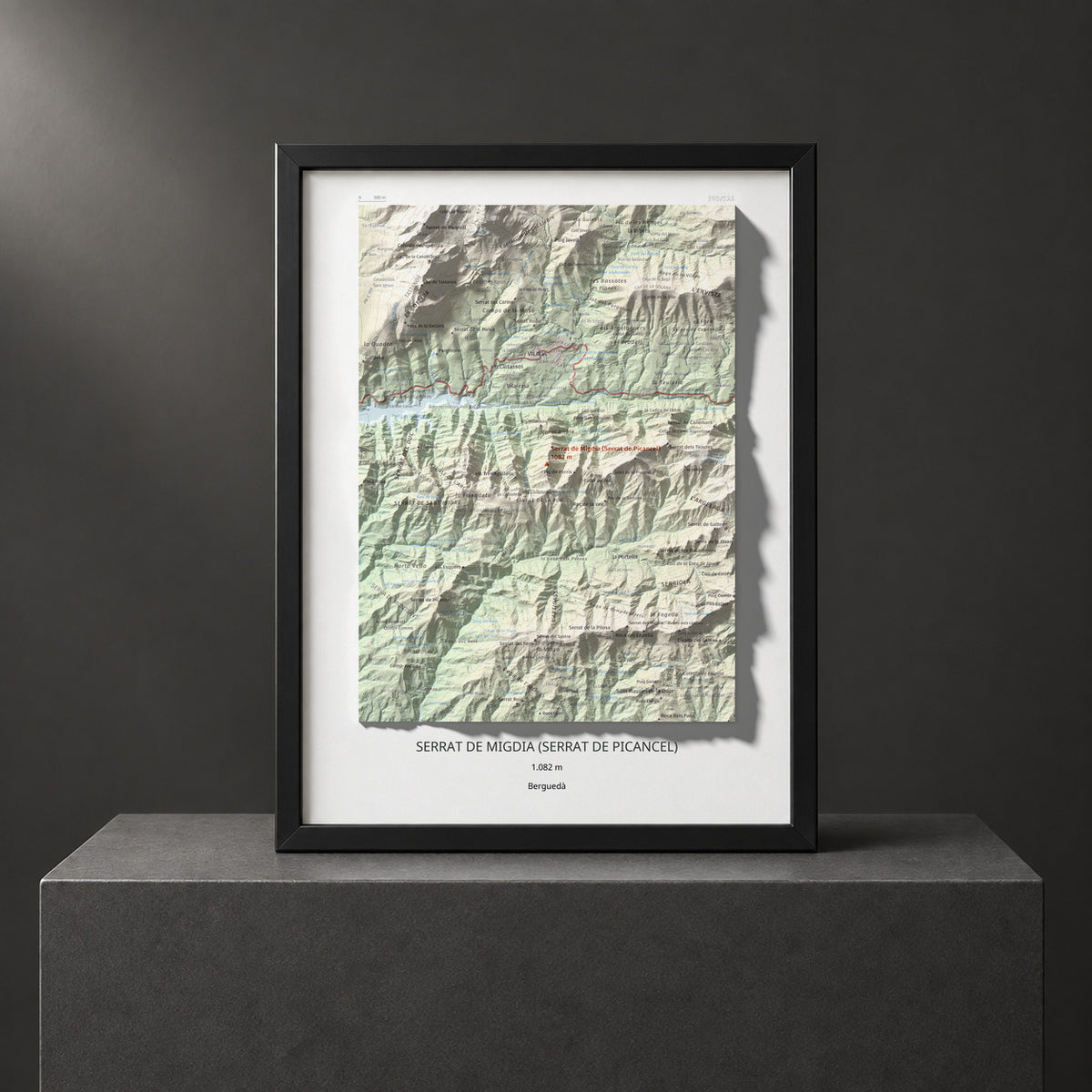 Mapa de relieve de Serrat de Migdia (Serrat de Picancel), 1082 m, Berguedà, lámina 100 Cims de Trobart. Presentación enmarcada. 30 × 40 cm.