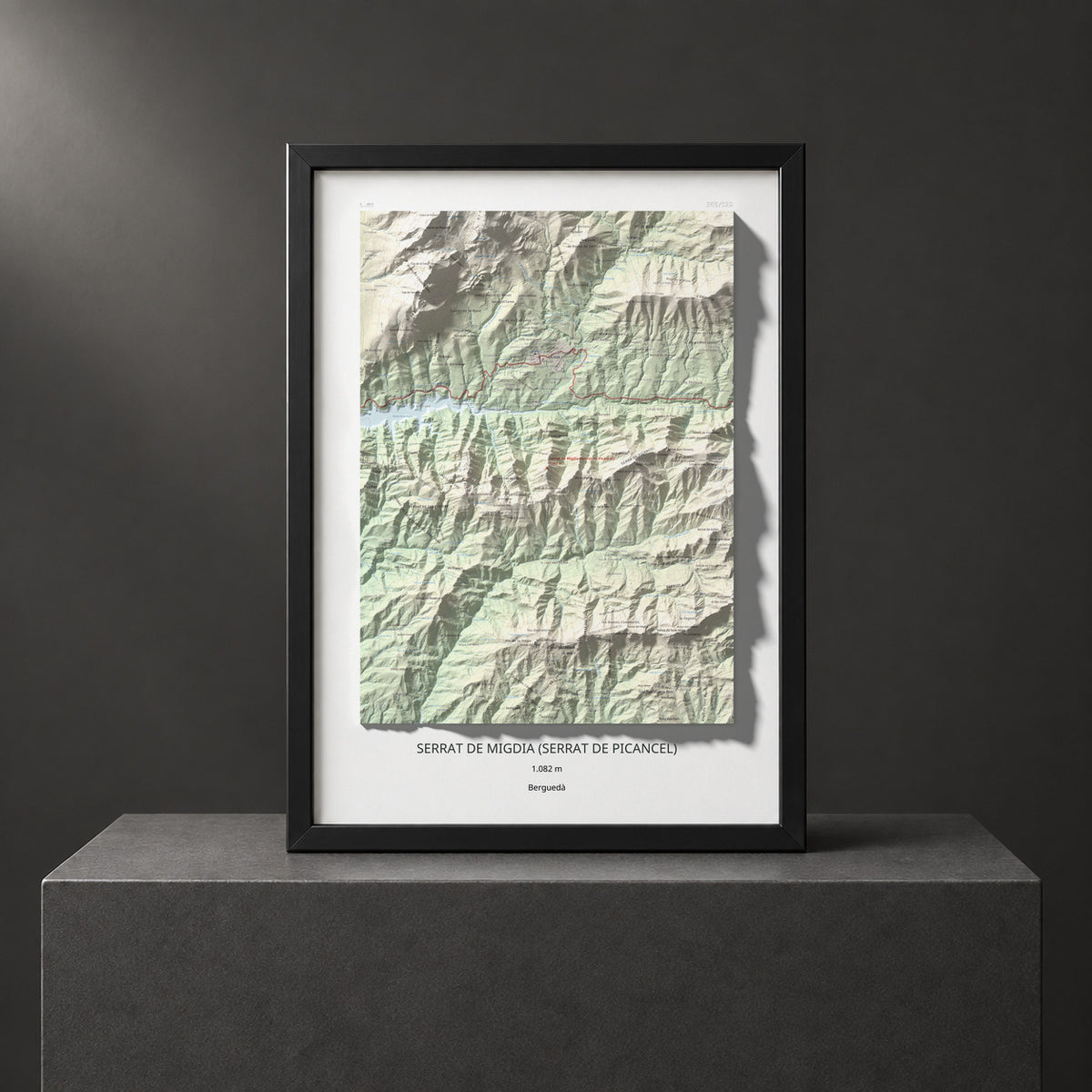 Mapa de relieve de Serrat de Migdia (Serrat de Picancel), 1082 m, Berguedà, lámina 100 Cims de Trobart. Presentación enmarcada. 50 × 70 cm.