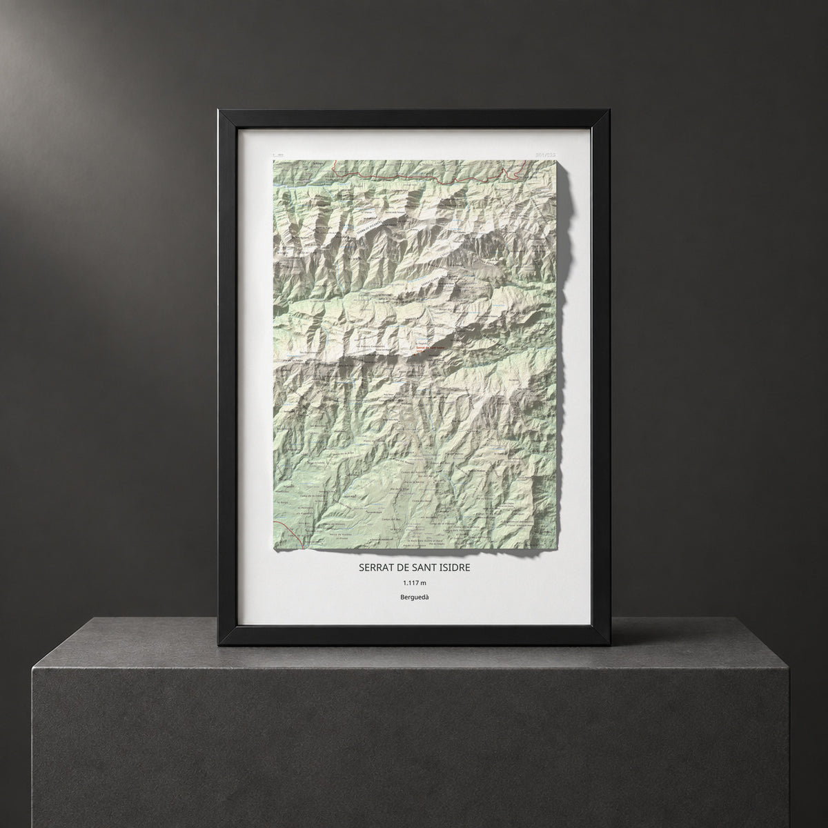 Mapa de relieve de Serrat de Sant Isidre, 1117 m, Berguedà, lámina 100 Cims de Trobart. Presentación enmarcada. 50 × 70 cm.