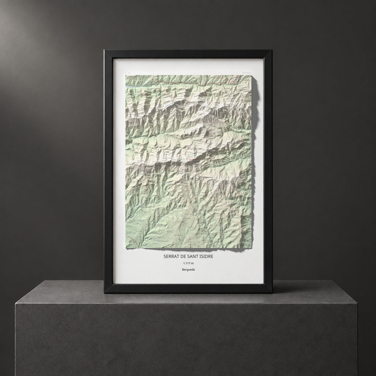 Mapa de relieve de Serrat de Sant Isidre, 1117 m, Berguedà, lámina 100 Cims de Trobart. Presentación enmarcada. 61 × 91 cm.