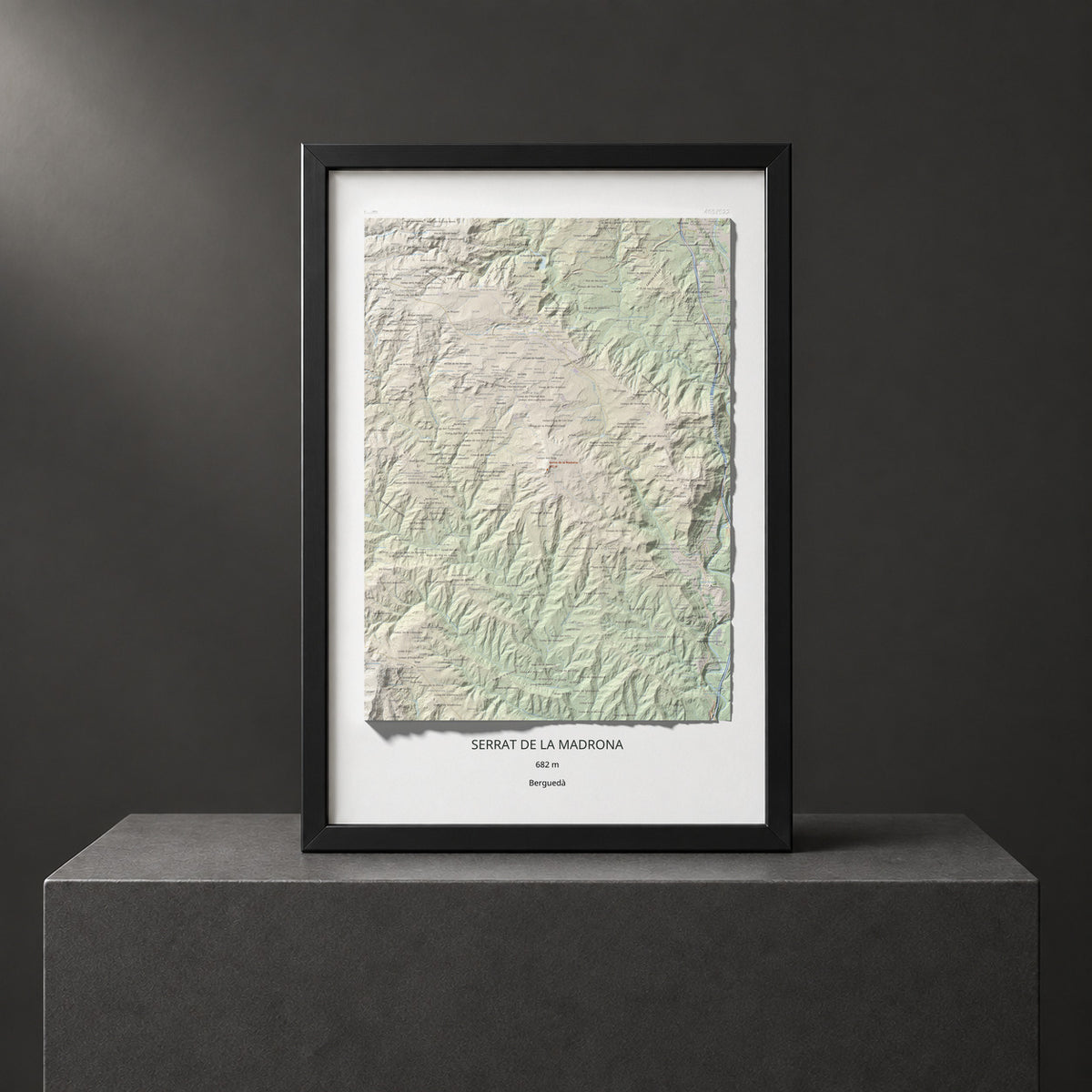 Mapa topográfico del relieve: Serrat de la Madrona, 682 m. Presentación enmarcada. 61 × 91 cm.