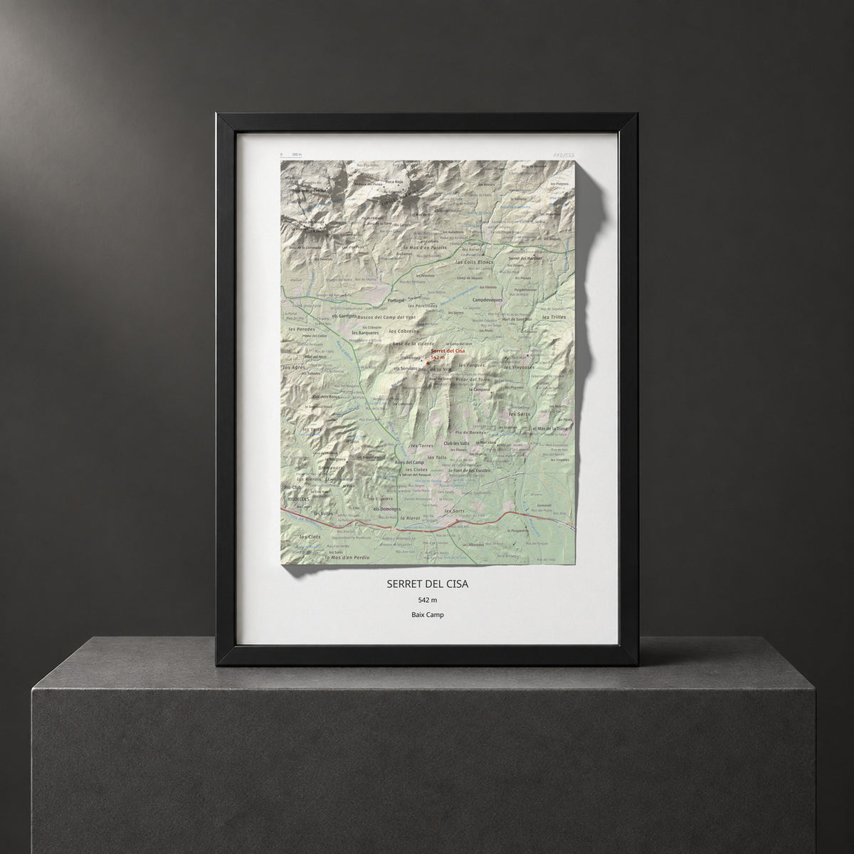 Mapa de relieve de Serret del Cisa, 542 m, Baix Camp, lámina 100 Cims de Trobart. Presentación enmarcada. 30 × 40 cm.