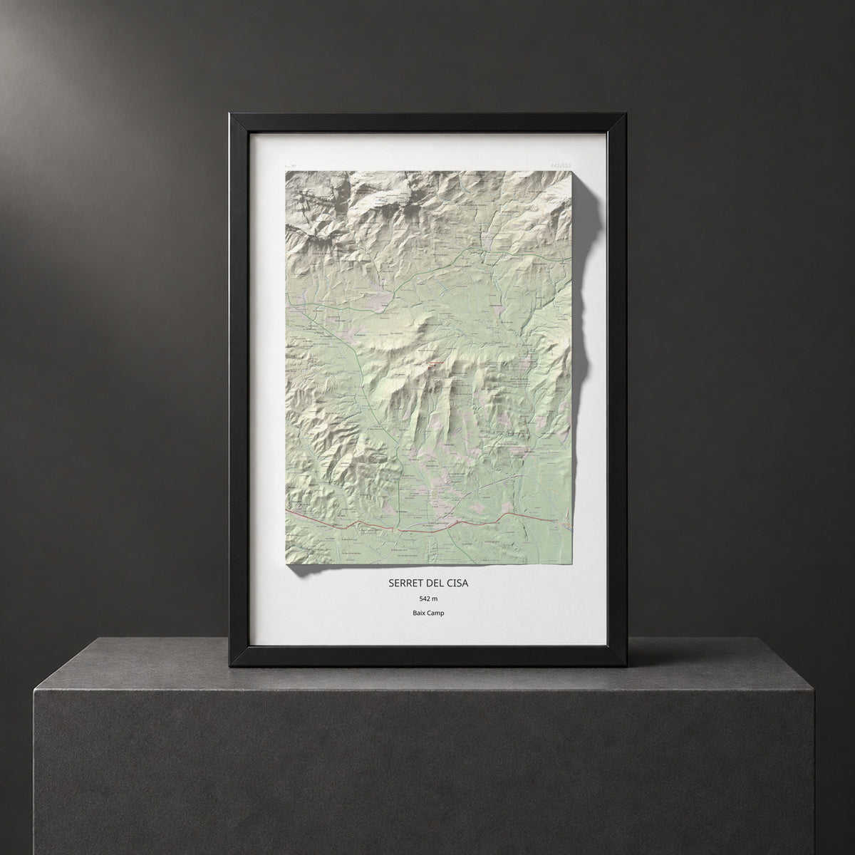 Mapa de relieve de Serret del Cisa, 542 m, Baix Camp, lámina 100 Cims de Trobart. Presentación enmarcada. 70 × 100 cm.