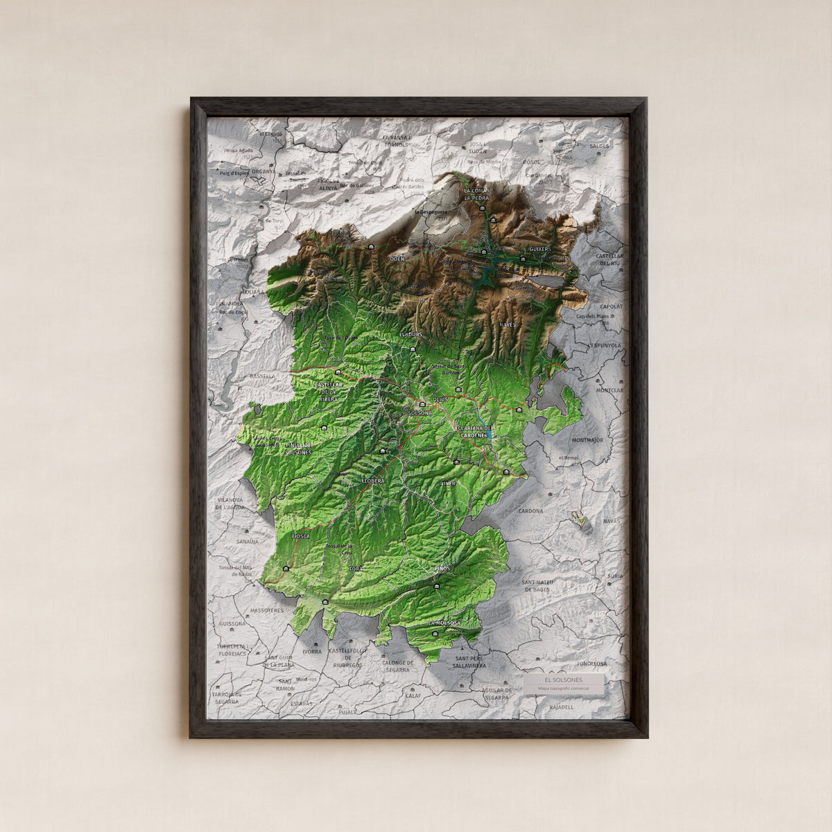 Mapa de relieve del Solsonès, con el territorio en color y el entorno en blanco. Presentación con marco. 21 × 30 cm. Estilo Clásico.