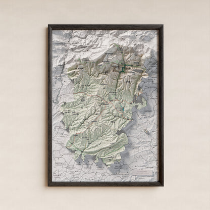 Mapa de relieve del Solsonès, con el territorio en color y el entorno en blanco. Presentación con marco. 21 × 30 cm. Estilo Cartográfico.
