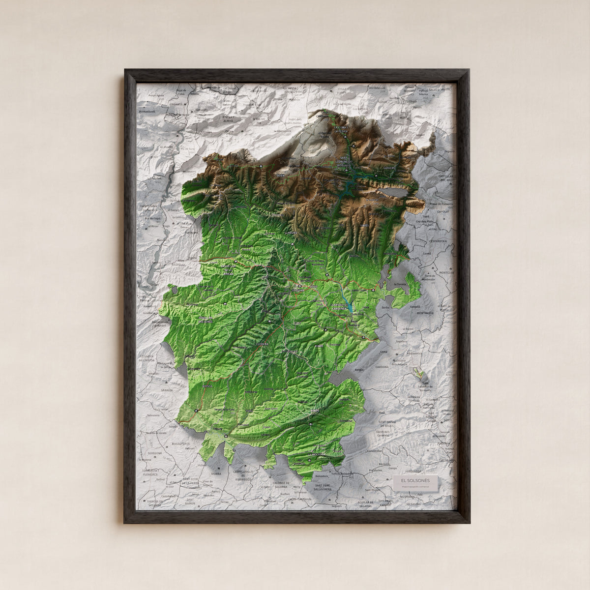 Mapa de relieve del Solsonès, con el territorio en color y el entorno en blanco. Presentación con marco. 30 × 40 cm. Estilo Clásico.