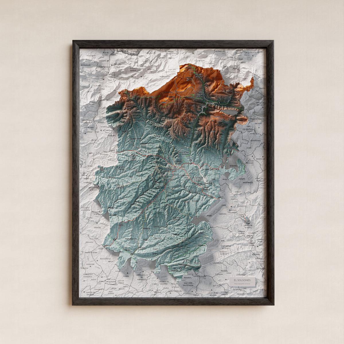 Mapa de relieve del Solsonès, con el territorio en color y el entorno en blanco. Presentación con marco. 30 × 40 cm. Estilo Azul y naranja.