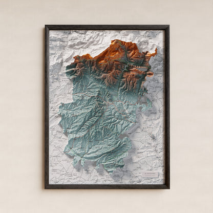 Mapa de relieve del Solsonès, con el territorio en color y el entorno en blanco. Presentación con marco. 30 × 40 cm. Estilo Azul y naranja.