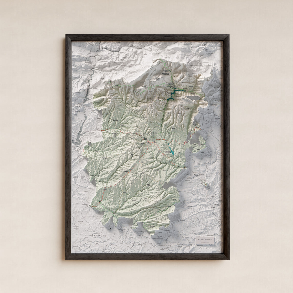 Mapa de relieve del Solsonès, con el territorio en color y el entorno en blanco. Presentación con marco. 50 × 70 cm. Estilo Cartográfico.