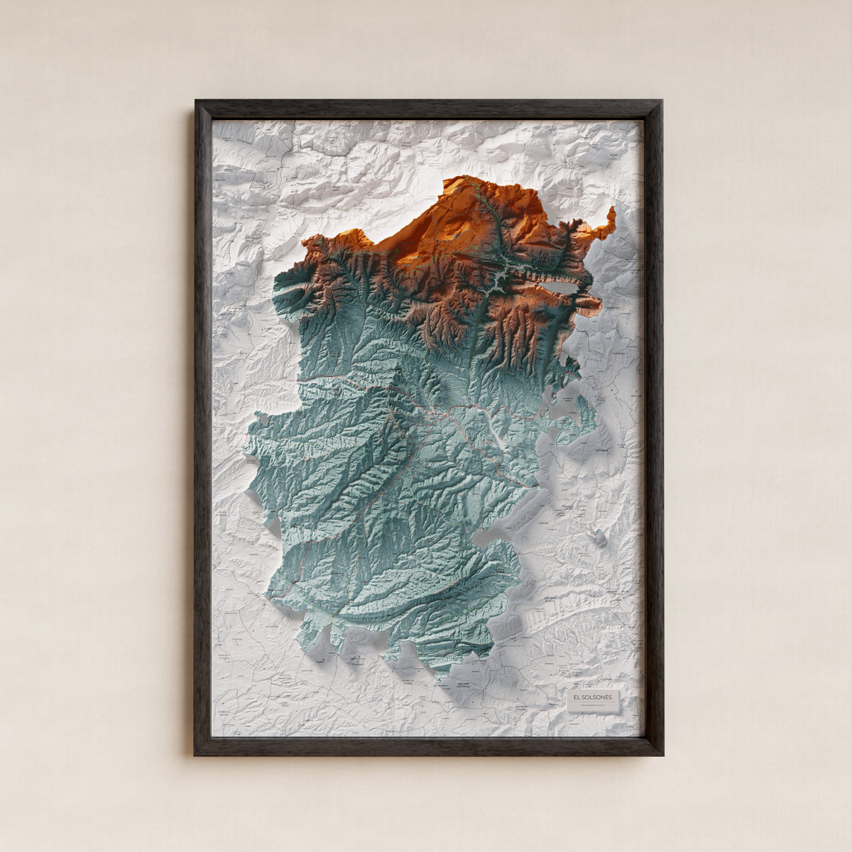 Mapa de relieve del Solsonès, con el territorio en color y el entorno en blanco. Presentación con marco. 70 × 100 cm. Estilo Azul y naranja.